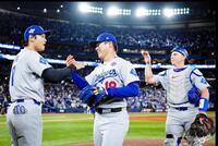 　完投勝利を飾った山本（中央）をねぎらう大谷（左）＝ロサンゼルス・ドジャース提供