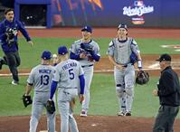 　ブルージェイズに完投勝ちし、チームメートと喜ぶドジャース・山本（中央）＝共同