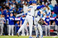 　完投勝利を収めた山本を抱きしめるスミス（ロサンゼルス・ドジャース提供）