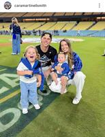 　記念撮影するスミス一家。カラさんのインスタグラム（ｃａｒａｍａｒｔｉｎｅｌｌｓｍｉｔｈ）より