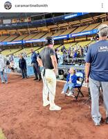 　スミスを見つめるシャーロットちゃん。カラさんのインスタグラム（ｃａｒａｍａｒｔｉｎｅｌｌｓｍｉｔｈ）より