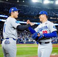 　完投勝利を収め、大谷とタッチをかわす山本（ロサンゼルス・ドジャース提供）