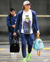 　球場入りするキケ・ヘルナンデス（ロサンゼルス・ドジャース提供）