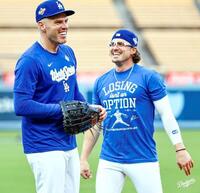 　山本由伸のＴシャツを着て練習に参加したキケ・ヘルナンデス。左はフリーマン（ロサンゼルス・ドジャース提供）