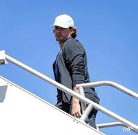 　フィラデルフィアへ移動する機内へ向かうキケ・ヘルナンデス（ロサンゼルス・ドジャース提供）