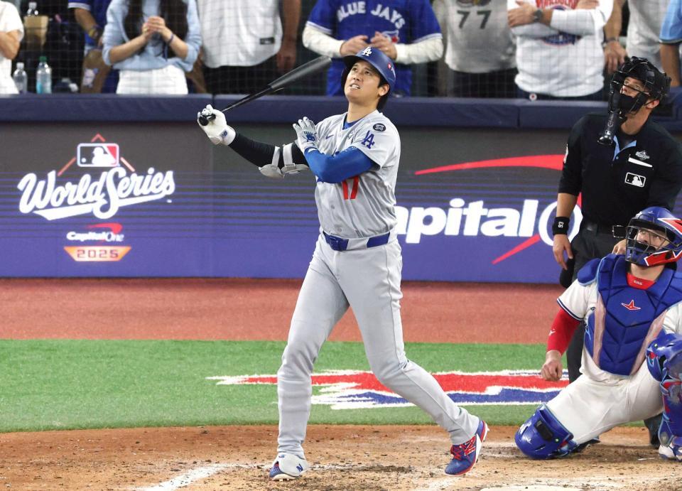 　７回、顔を曇らせながら２ランを放つ大谷（共同）