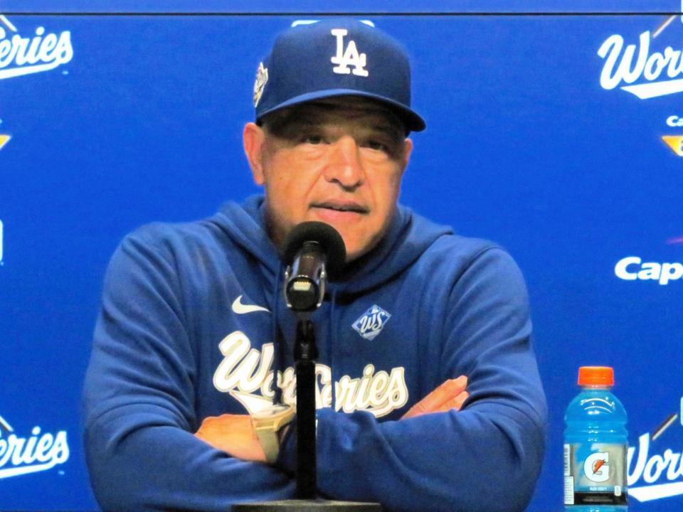 　会見に臨んだロバーツ監督（撮影・小林信行）