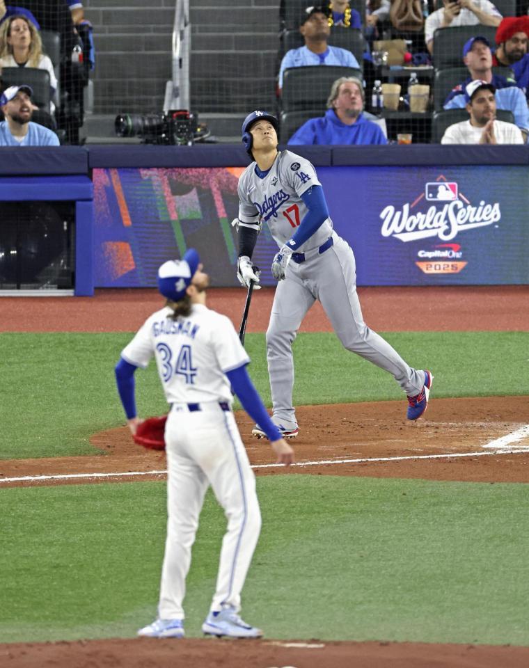 　ブルージェイズ戦の３回、三邪飛に倒れたドジャース・大谷。投手ガウスマン（共同）