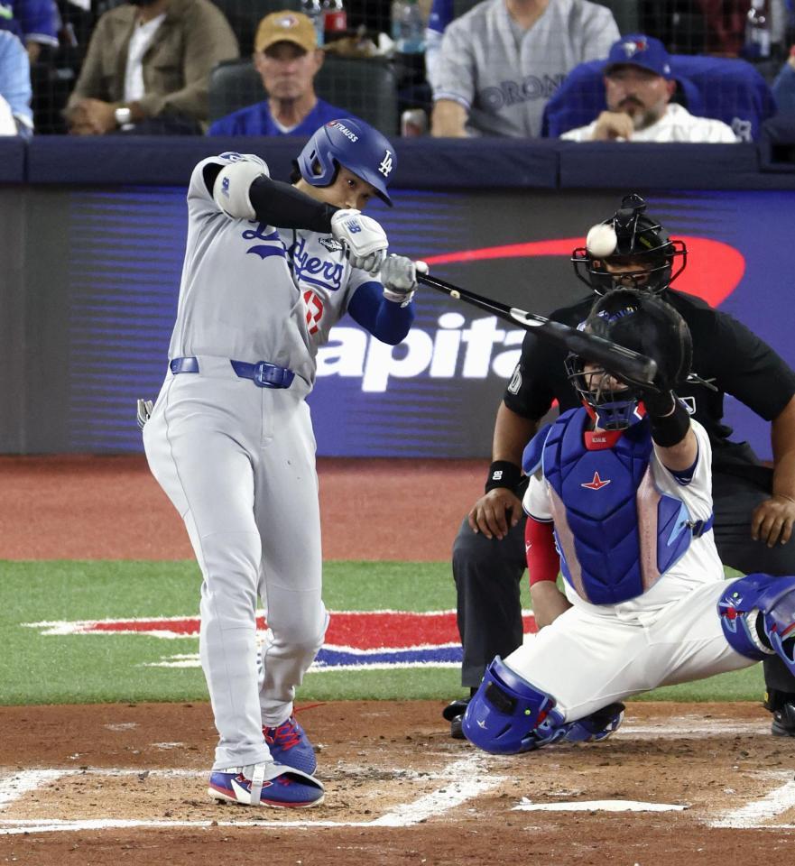 　ブルージェイズ戦の３回、三邪飛に倒れるドジャース・大谷（共同）