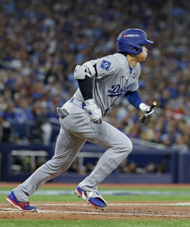 　ブルージェイズ戦の８回、バットを折りながら右前打を放ったドジャース・大谷（共同）