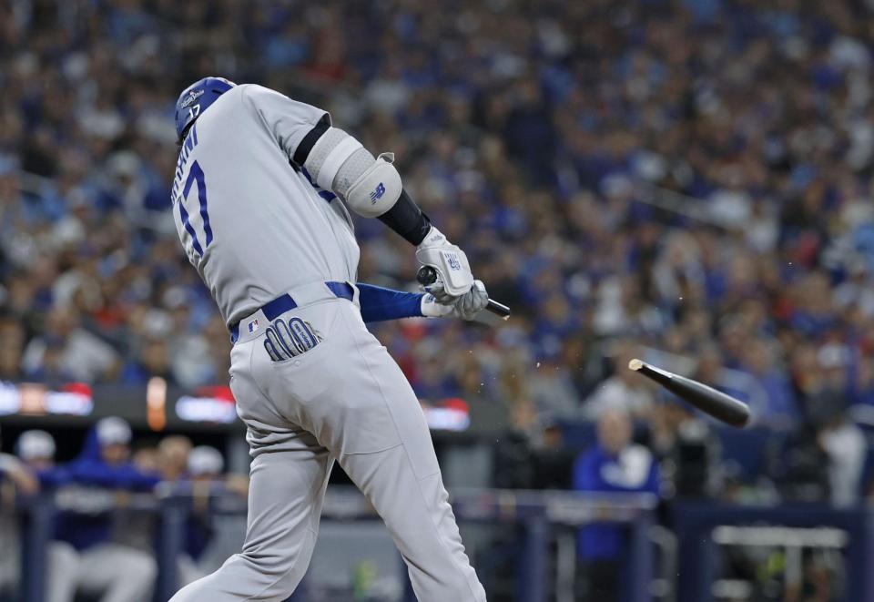 　ブルージェイズ戦の８回、バットを折りながら右前打を放つドジャース・大谷（共同）