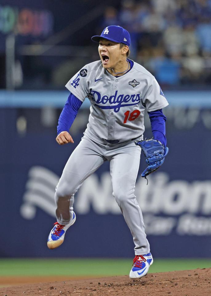 　ブルージェイズ戦の１回、バーショを三振に仕留めてピンチを切り抜け、叫ぶドジャース・山本（共同）