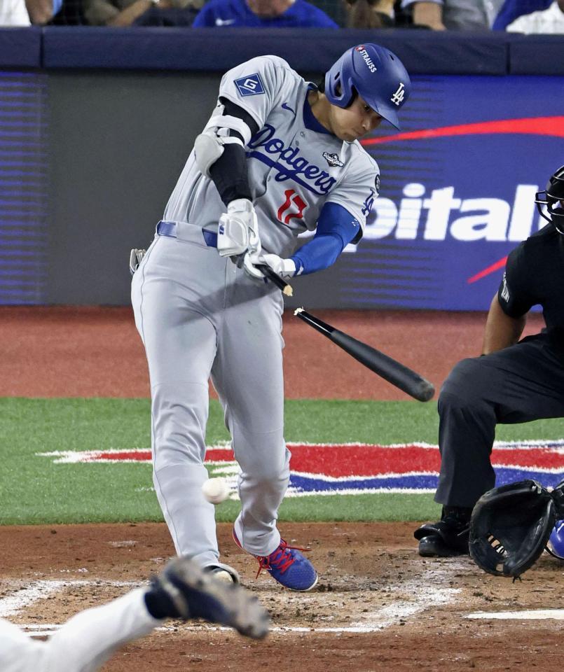 　ブルージェイズ戦の８回、バットを折りながら右前打を放つドジャース・大谷（共同）