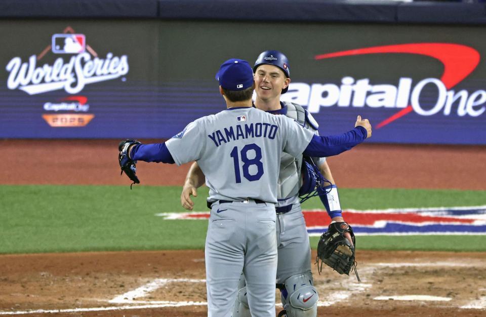 　ブルージェイズに完投勝利し捕手スミスとハグするドジャース・山本（共同）