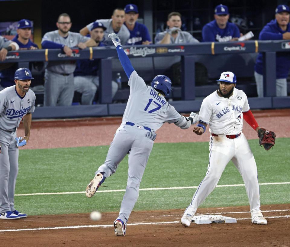 　ブルージェイズ戦の８回、右前打を放ち、一塁手ゲレロと接触するドジャース・大谷（共同）