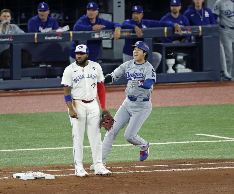 　ブルージェイズ戦の８回、右前打を放ち、一塁手ゲレロと接触するドジャース・大谷（共同）