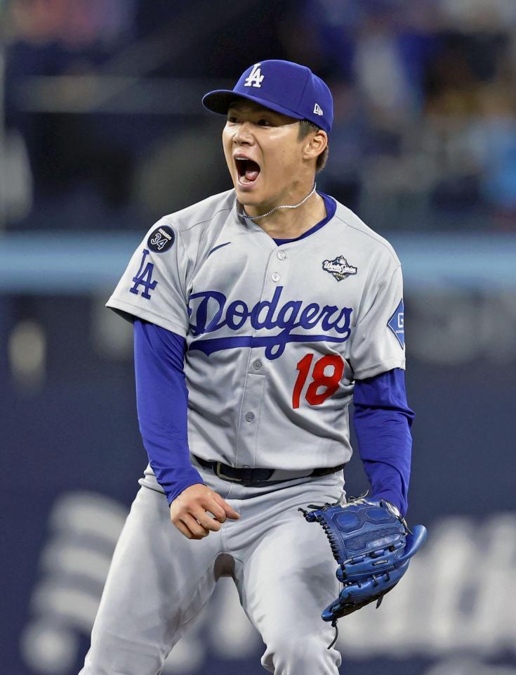 　ブルージェイズ戦の１回、バーショを三振に仕留めてピンチを切り抜け、叫ぶドジャース・山本（共同）