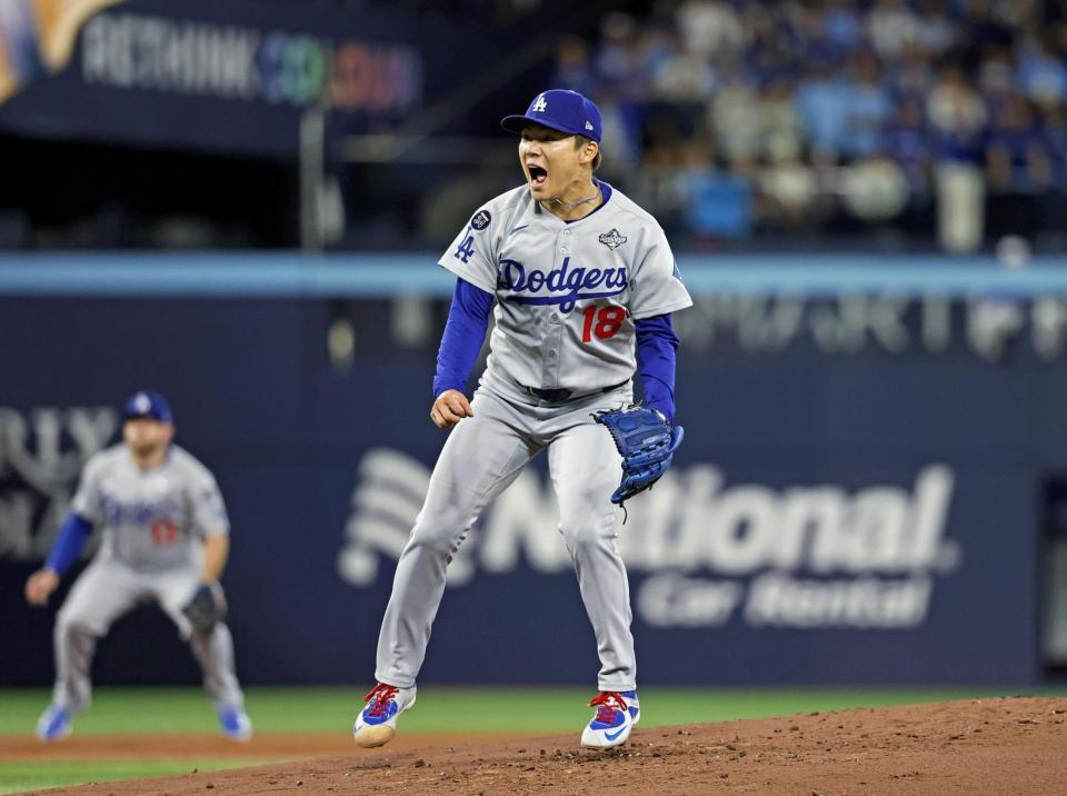 　ブルージェイズ戦の１回、バーショを三振に仕留めてピンチを切り抜け、叫ぶドジャース・山本（共同）