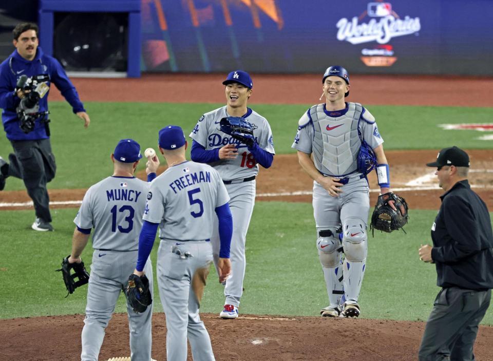 　ブルージェイズに完投勝ちし、チームメートと喜ぶドジャース・山本（中央）＝共同