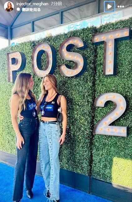 　スミスのカラ夫人（左）と語り合うメーガンさん。メーガンさんのインスタグラム（ｉｎｊｅｃｔｏｒ＿ｍｅｇｈａｎ）より