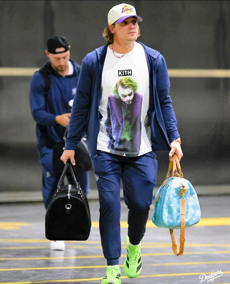 　球場入りするキケ・ヘルナンデス（ロサンゼルス・ドジャース提供）