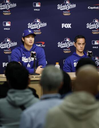 　記者会見する大谷（左）＝共同