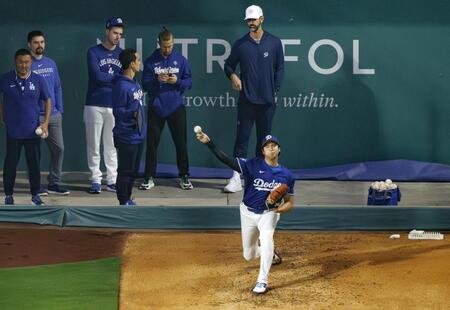 　ブルペンで投球練習する大谷（共同）