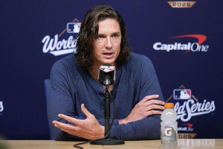 　記者会見するドジャースのグラスノー（ＡＰ＝共同）