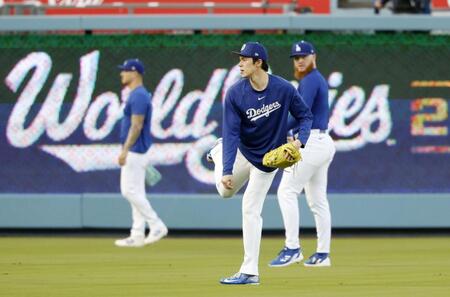 　キャッチボールする佐々木（共同）