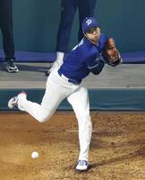 　ブルペンで投球練習する大谷（共同）