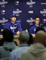 　記者会見する大谷（左）＝共同