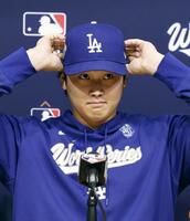 　記者会見する大谷（共同）