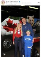 ＷＳ第２戦を観戦したフリーマン（中央）の妻チェルシーさん、長男チャーリー君。チェルシーさんのインスタグラム＠ｃｈｅｌｓｅａｆｒｅｅｍａｎ５より