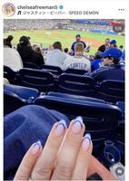 薬指には背番号「５」。フリーマンの妻チェルシーさんのインスタグラム＠ｃｈｅｌｓｅａｆｒｅｅｍａｎ５より