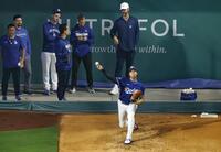 　ブルペンで投球練習する大谷（共同）