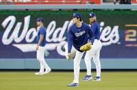 　キャッチボールする佐々木（共同）