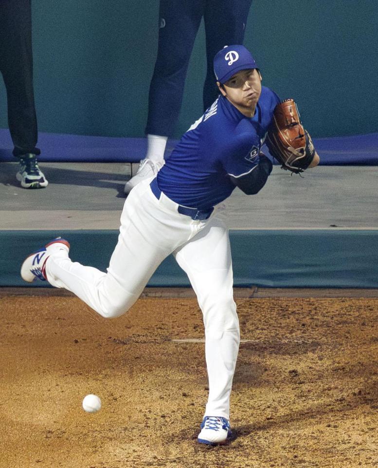 　ブルペンで投球練習する大谷（共同）