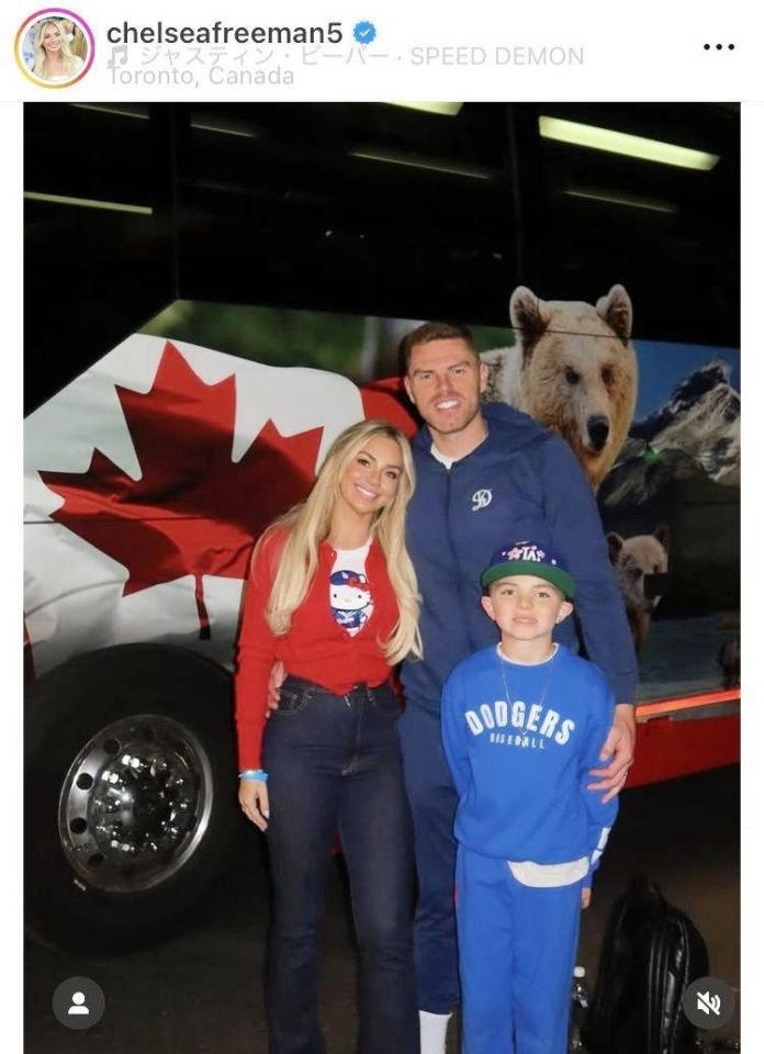 ＷＳ第２戦を観戦したフリーマン（中央）の妻チェルシーさん、長男チャーリー君。チェルシーさんのインスタグラム＠ｃｈｅｌｓｅａｆｒｅｅｍａｎ５より