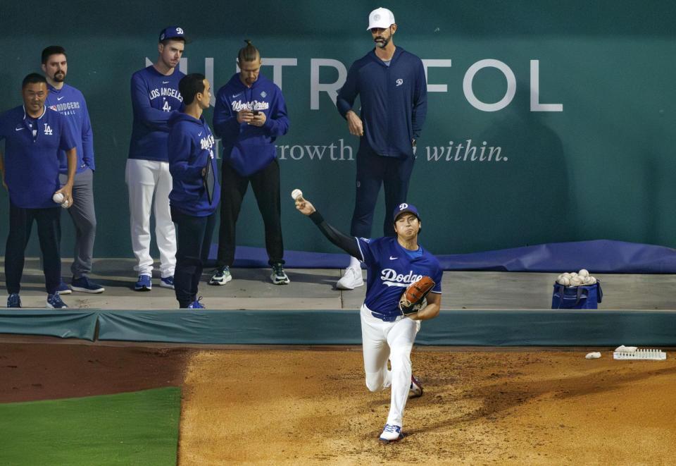 　ブルペンで投球練習する大谷（共同）