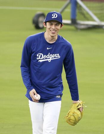 　練習で笑顔の佐々木（共同）