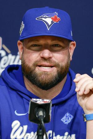 　記者会見するシュナイダー監督（共同）