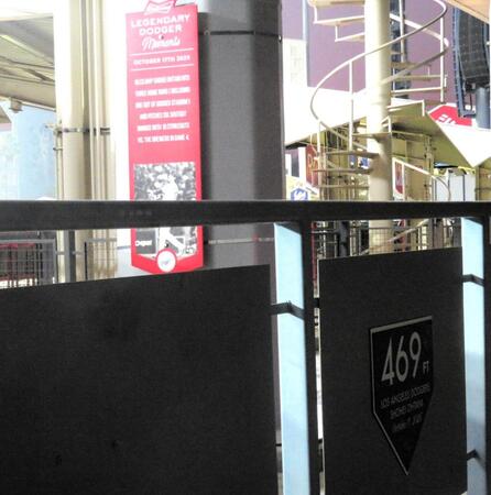 　ドジャース本拠地に飾られた大谷の記念ボードとプレート（撮影・小林信行）