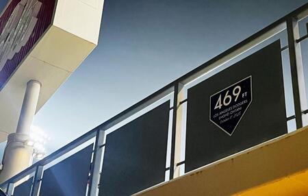 　ドジャースタジアムに設置された、大谷の「場外本塁打」記念プレート（共同）