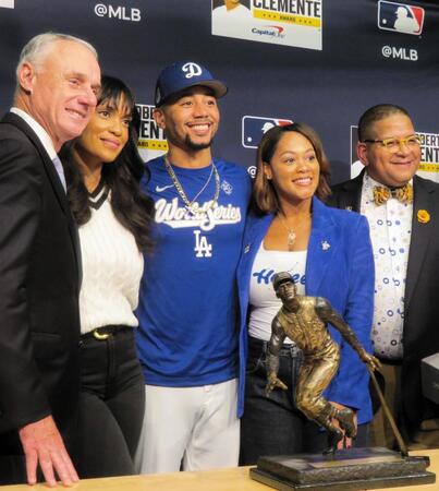 　ロベルト・クレメンテ賞を受賞し、ブリアンナ夫人（右から２人目）と並んで記念撮影に応じるベッツ（撮影・小林信行）