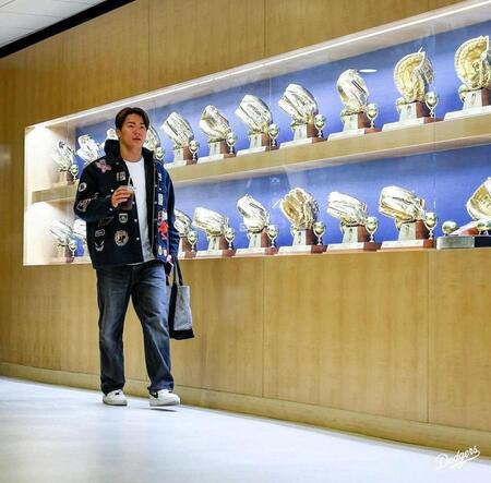 　球場入りする山本（ロサンゼルス・ドジャース提供）