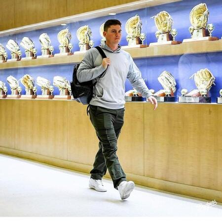 　球場入りするスミス（ロサンゼルス・ドジャース提供）