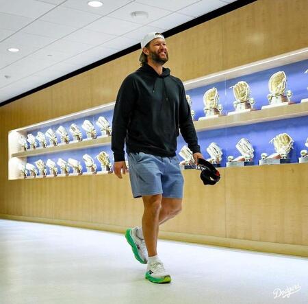 　球場入りするカーショー（ロサンゼルス・ドジャース提供）