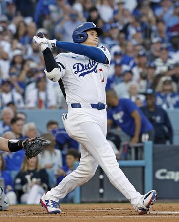 　ブルージェイズ戦の１回、二塁打を放つドジャース・大谷（共同）