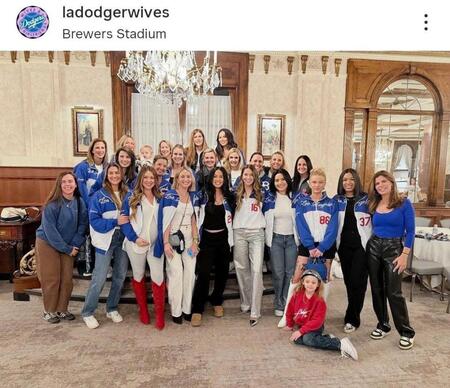 　リーグ優勝決定Ｓ第１戦の集合写真。ドジャーワイブスのインスタグラム（ｌａｄｏｄｇｅｒｗｉｖｅｓ）より