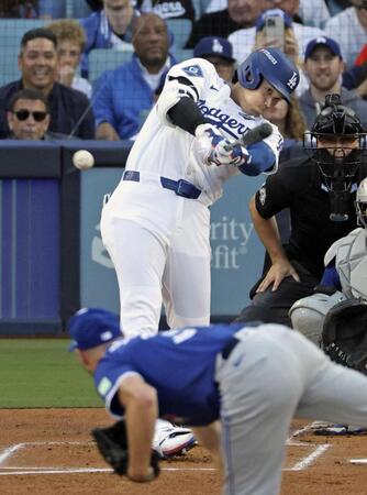 　ブルージェイズ戦の１回、二塁打を放つドジャース・大谷。投手シャーザー（共同）